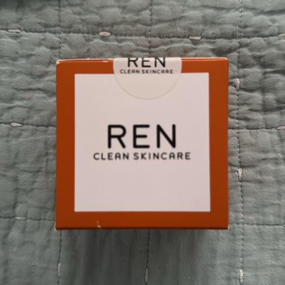 REN Overnight Glow Cream - Picture 6 of 8